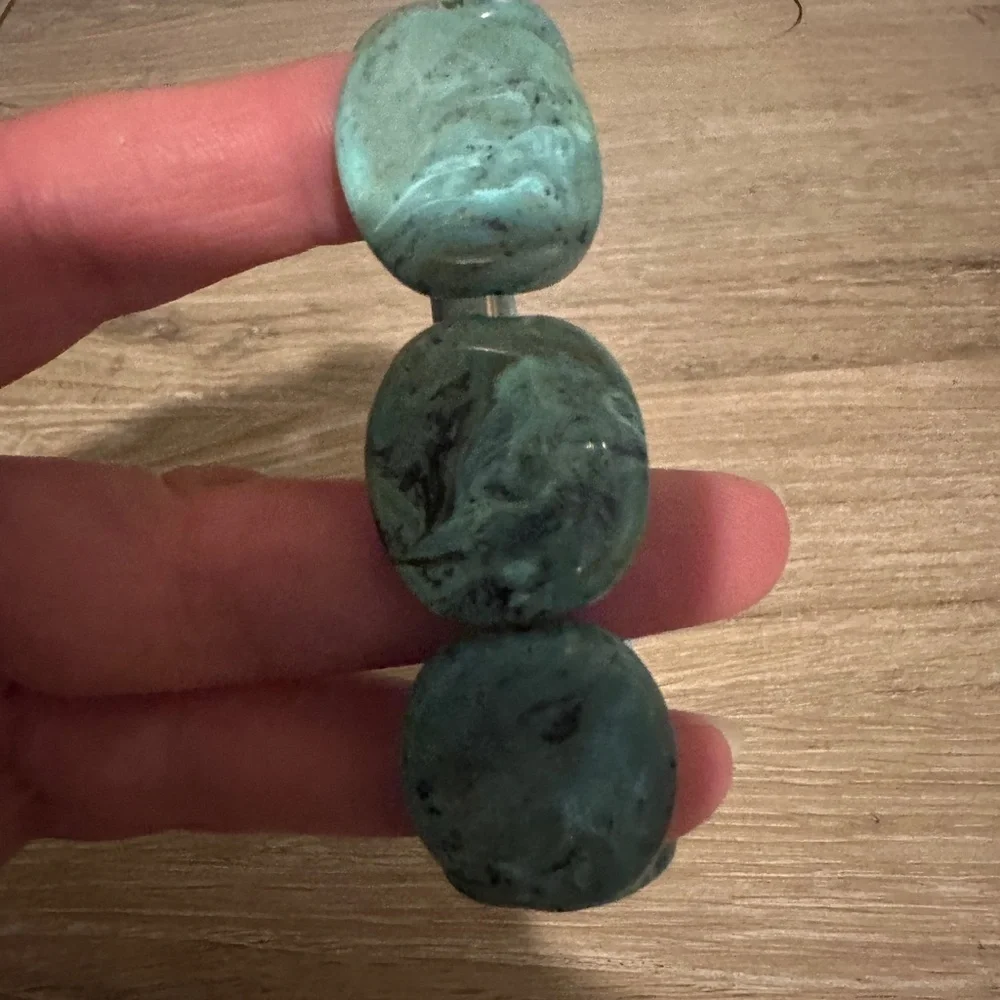 Plastic turquoise stone look elastic bracelet